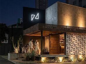 Fachada do Zimbro Cocktails & Co. à noite, no Setor Marista
